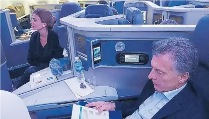  ??  ?? En el avión. Macri y su esposa, Juliana Awada, ya en la aeronave, antes de partir a Nueva York.