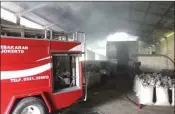  ?? JAWA POS RADAR MOJOKERTO ?? KERJA EKSTRA: Petugas pemadam kebakaran berusaha mematikan kobaran api di PT DJ Sumber Rejeki Feed Meal kemarin.