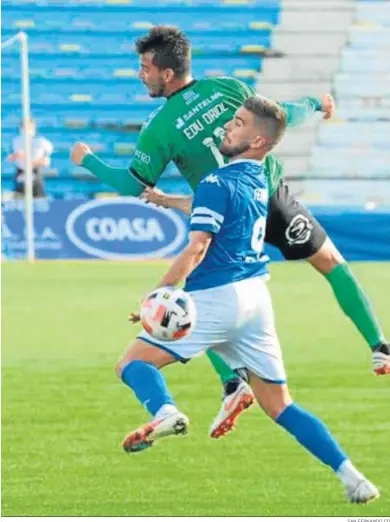  ?? SAN FERNANDO CD ?? Francis Ferrón lucha con Edu Oriol en uno de los tantos duelos del azulino ayer.