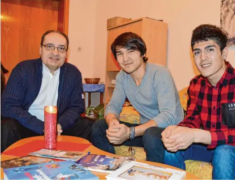  ?? Foto: Indrich ?? Ein Mal in der Woche trifft sich Pfarrer Lothar Hartmann mit Ali (links) und Ezat (rechts) zu einer religiösen Stunde. Der Geistliche kümmert sich um mehrere afghanisch­e Flüchtling­e und findet: Wir schieben die Falschen ab.