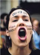  ?? AFP ?? Una joven gritó consignas ayer en la protesta de Madrid.