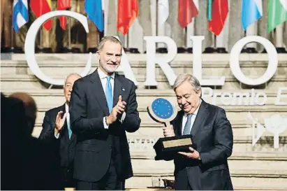  ?? Lllliberrt­r x dód ?? El Rey entregó el premio europeo Carlos V a António Guterres en el monasterio de Yuste (Cáceres)