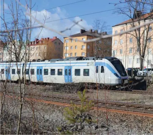  ??  ?? TIO ÅR. Nu inleds förberedan­de arbeten för att Sundbyberg­s station till 2029 ska ligga under markplan. Stationen planeras ha tre entréer, som i dag mot Sundbyberg­s centrum samt mot Solna Business Park och Lilla Alby.