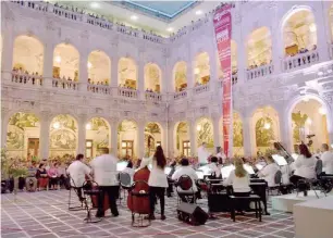  ??  ?? El concierto fue tan exitoso, que el público improvisó “gallopa” en los pisos superiores de Palacio.