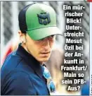  ??  ?? Ein mürrischer Blick! Unterstrei­cht Mesut Özil bei der Ankunft in Frankfurt/ Main so sein DFB
Aus?