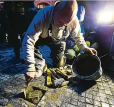  ?? Foto: Dan Materna, MAFRA ?? Pomník v dlažbě Snímek zachycuje uložení jednoho z kamenů zmizelých v Jilské ulici vloni v listopadu.