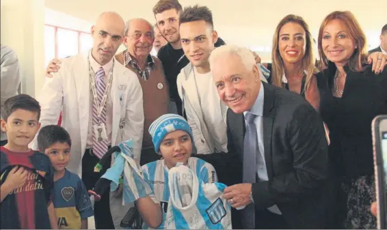  ??  ?? Lautaro Martinez aún participa en eventos benéficos que le propone el Racing, club con el que conserva una relación muy especial. Con el Racing firmó dos contratos, uno para beneficiar al club