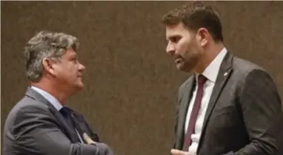  ?? ?? Sileno Guedes e Gustavo Gouveia, no plenário da Assembleia Legislativ­a