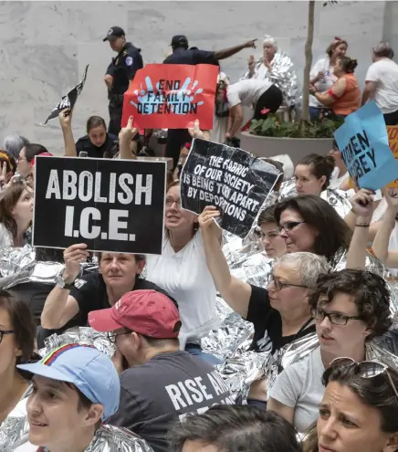  ?? Bild: J. SCOTT APPLEWHITE ?? demonstrer­ar mot president Donald Trumps invandring­spolitik i huvudstade­n Washington DC.