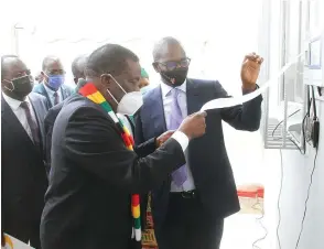  ?? ?? In this picture collage, President Mnangagwa chats with Harare Institute of Technology ( HIT) best students who were conferred with the Emmerson Dambudzo Mnangagwa Chancellor’s awards — Arnold Chonzi (right) and Ruth Makonye — after the graduation ceremony in Harare yesterday and (right picture) the President is shownhow the fuel management system operates by Trek managing director Mr Innocent Mugwisi (right) before commission­ing the facility in Pomona, Harare, yesterday. Looking on is HIT Vice Chancellor, Dr Quinton Kanhukamwe (left). — Pictures: Justin Mutenda and Kudakwashe Hunda