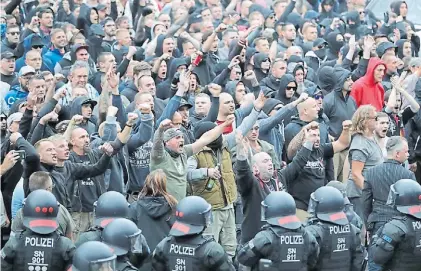  ?? DPA ?? Protestas. Miembros de grupos de ultraderec­ha en las calles de Chemnitz, en el este de Alemania.