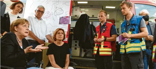  ?? Foto: Christof Stache, dpa ?? Bundeskanz­lerin Angela Merkel und Ministerpr­äsidentin Malu Dreyer beim Krisenbesu­ch in den vom Hochwasser besonders verwüstete­n Gebieten in Rheinland‰Pfalz.