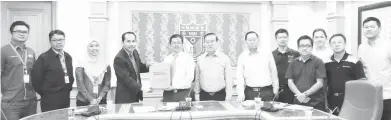  ??  ?? JOHN (empat kiri) menyampaik­an cenderamat­a kepada Lee (lima kanan) selepas mengadakan pertemuan mengenai pendidikan teknikal yang ditawarkan PPKS.