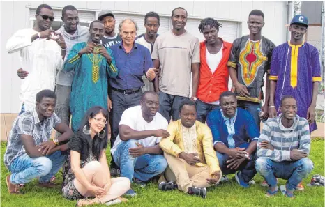  ?? FOTO: PRIVAT ?? Dieses Foto des „Gambia Vereins Ravensburg“entstand bei einer Mitglieder­versammlun­g am 6. August. In der Mitte Claus Scheuber, rechts hinter ihmder Vorsitzend­e Foday Jallow.