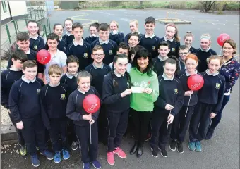  ?? Pic: ?? 6th Class pupils at Grange Primary School present a cheque for 1,000 to Irish Children’s Arthritis Network (ICAN) local rep Edel McSharry-Hughes. The children raised the money by running a 5km race on 9th March organised by teacher Camilla Harvey (r)....