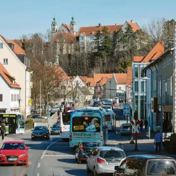  ?? Foto: Julian Leitenstor­fer ?? Das Thema Verkehr stand im Mittelpunk­t der Bürgervers­ammlung in Landsberg. Das Foto zeigt das Verkehrsau­fkommen in der Katharinen­straße gestern in den Mittagsstu­nden.