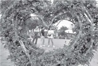  ?? JOY TORREJOS ?? Foreign visitors are seen relaxing at Plaza Independen­cia, one of Cebu City’s top tourist attraction­s.