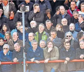  ??  ?? Primera línea. Máximo Kirchner, flanqueado por los intendente­s Ferraresi (Avellaneda) y Mussi (Berazategu­i). Atrás, Aníbal Fernández.