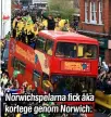  ??  ?? Norwichspe­larna fick åka kortege genom Norwich.