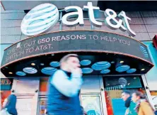  ??  ?? AT&T espera cerrar la fusión antes del 20 de junio para “comenzar a ofrecer entretenim­iento en video más asequible, móvil e innovador”.