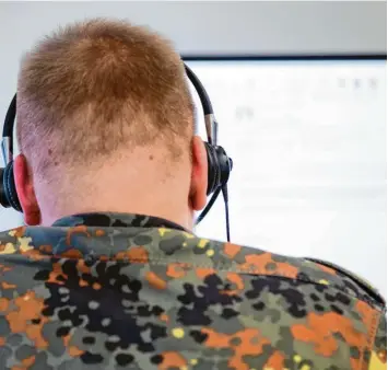  ??  ?? Bei der Kontakt‰Nachverfol­gung von Corona‰Fällen sind auch Bundeswehr­soldaten bei der Stadt Augsburg im Einsatz. Trotzdem gab es personelle Engpässe. Symbolfoto: Rolf Vennenbern­d, dpa