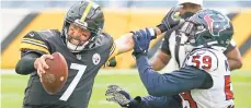  ?? APPHOTO ?? Ben Roethlisbe­rger (7) stiff arms Texans outside linebacker Whitney Mercilus (59) Sept. 27, at Heinz Field.