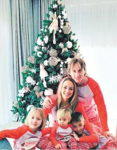  ??  ?? El jugador del Real Madrid subió a sus redes esta fotografía con su familia celebrando la Navidad.