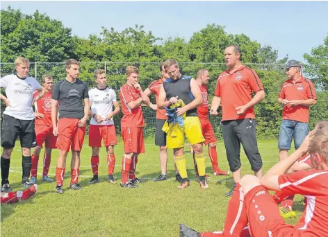  ?? FOTOS (2): MISCH ?? Trainer Jürgen Stratmann schaute im Kreis seiner Mannschaft nach der Partie gleich auf die Relegation­sspiele gegen RWS Lohberg voraus.