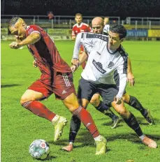  ?? FOTO: IMAGO IMAGES ?? Der Versuch von Normalität: Timo Gebhart (links) und der FC Memmingen – hier im Ligapokal gegen den TSV Rain – quälen sich durch die Regionalli­ga-Saison.