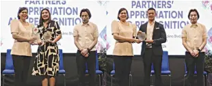  ?? (Photos from DEPED) ?? ALC Group member companies Fortune Life Insurance and Citystate Savings Bank receive accolades for their generous support of Deped’s MATATAG agenda during the Deped Partners' Appreciati­on and Recognitio­n ceremony.