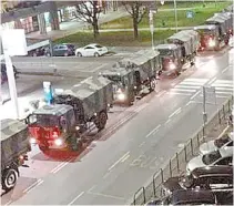  ?? REPRODUçãO ?? Caminhões do Exército da Itália são usados no traslado dos corpos