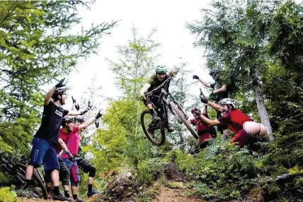  ??  ?? The Wild Ride West, Août 2016, Vancouver Island, Canada. Canon 5D MKIII + 24-70mm - F/2.8 Quand tu pars en trip avec le Giromagny Enduro Team, tu sais que l’ambiance sera bonne et qu’il y aura du gros ride à la clé. En 2016, la virée « The Wild Ride West » au Canada avec ces champions a été mythique. On est revenu avec des souvenirs plein la tête et de bonnes tranches de rigolade. Je n’ai rien trouvé de mieux que cette photo pour résumer ce trip !