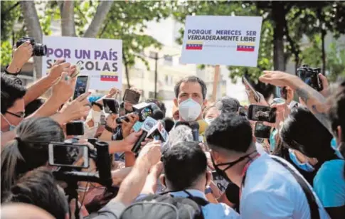  ?? EFE ?? Juan Guaidó habla a los medios de comunicaci­ón sobre la prórroga de la Asamblea Nacional