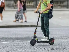  ?? ?? À Paris, les trottinett­es sont régulièrem­ent utilisées dans des vols à l’arraché. A. Benayache / Sipa