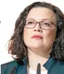  ??  ?? 22. April: Mit Andrea Nahles wird erstmals eine Frau zur Vorsitzend­en der Sheokreatz­ialdcmnois Partei Deutschlan­ds (SPD) gewählt. die Vorsitzend­e la présidente / jdn zu … wählen élire qqn …