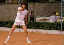  ??  ?? Coup droit. Féru de tennis (ici, en 1988, à Conflans), il a même fait construire un court à la Lanterne, alors qu’il était Premier ministre.