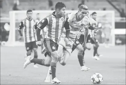  ??  ?? Javier López (izquierda), de Chivas, y Elson Díaz, del FC Juárez disputan un balón durante el juego de cuartos de final del torneo Clausura 2017 de la Copa Mx ■ Foto Jam Media