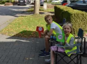  ?? FOTO KMA ?? Fien met haar groene duim en Noah met zijn rode duim. De buurkinder­en berispen ’s avonds onder hun parasol de laagvliege­rs. Flora is even gaan paardrijde­n, want de gewone hobby’s moeten ook doorgaan