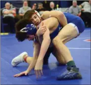  ?? TANIA BARRICKLO — DAILY FREEMAN ?? Red Hook’s Matt Morris beats Rondout’s Nikko Walsh in the 113 lb weight class