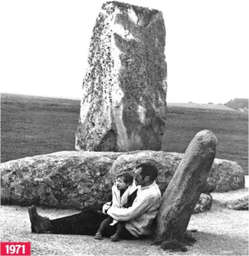  ??  ?? Taney Roniger sits in her father’s embrace as he leans on one of the ancient stones