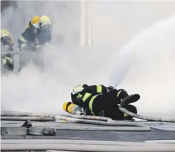  ?? Foto: Dan Materna, MAFRA ?? Vleže Hasiči bojovali s ohnivým živlem zuřivě a ve všech polohách.