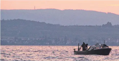  ?? FOTO: SCHOPF ?? Die Bodenseefi­scher könnten vor einem Umbruch stehen. Wenn die Netzgehege kommen, werden sie zum Fischen nicht mehr auf den See fahren müssen.