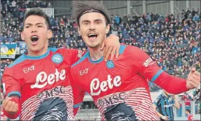  ?? ?? El mexicano Hirving Lozano (izquierda) celebra con su compañero Eljif Elmas tras el tercer gol napolitano