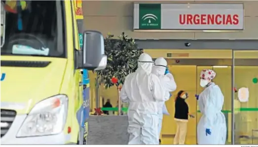  ?? ERASMO FENOY ?? Personal sanitario, en la entrada a Urgencias del hospital de La Línea.