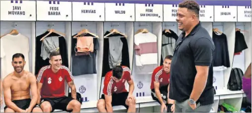  ??  ?? CON EL EQUIPO. Ronaldo visitó ayer el estadio, analizando las reformas que se han hecho, y departió con los jugadores del Real Valladolid.