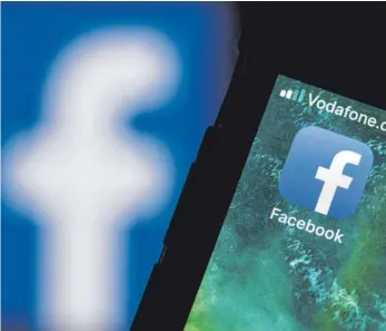  ?? FOTO: FABIAN SOMMER/DPA ?? Betreiber sozialer Netzwerke wie Facebook müssen künftig Hass-Postings an die Behörden melden.