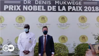  ??  ?? El Premio Nobel de la Paz 2018, Denis Mukwege, y el Embajador de Alemania en la República Democrátic­a del Congo, Oliver Schnakenbe­rg. Aquí el 2 de agosto de 2021