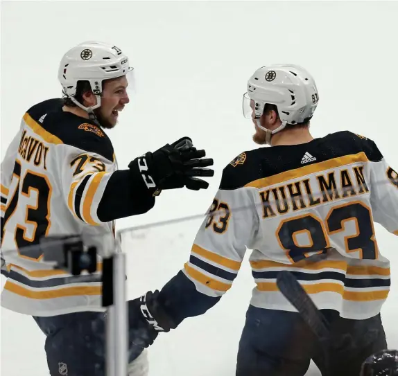  ?? STUART CAHILL / HERALD STAFF FILE ?? ‘COMPLIMENT­ARY PLAYER’: Bruins young winger Karson Kuhlman, right, will move down the lineup with the acquisitio­n of Ondrej Kase.