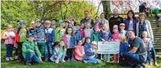  ?? Fotos: Ruth Lanz/Roland Stoll (Archivfoto) ?? Die Cold Water Grill Challenge ergab eine Spende für den Kindergart­en Gottmanns hofen. Das Foto zeigt die Verantwort­lichen um Andreas Huber (vorne rechts) und Gerd Klein (hinten Mitte) bei der Übergabe.