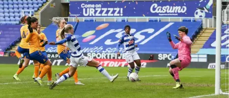  ?? Pictures: Neil Graham ?? Reading Women have now gone seven games at the Madejski Stadium without victory after Everton’s equaliser